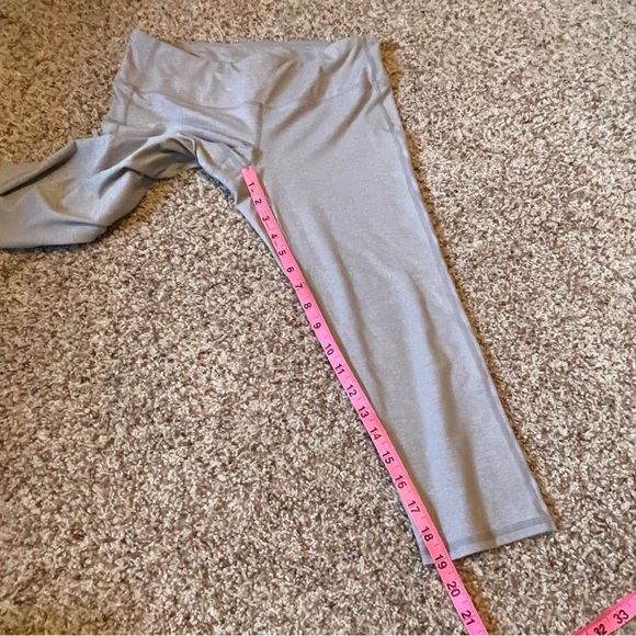 Athleta Gray Cropped Capri Yoga Athletic Training Leggings Medium - Picture 10 of 13